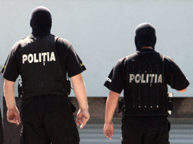 Trei ofiteri de la Crima Organizata, retinuti pentru luare de mita