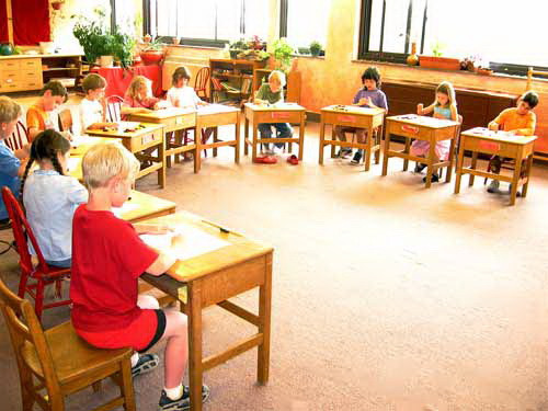 Singurul liceu din Bucuresti unde nu se dau note a implinit 10 ani!