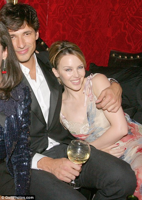 Kylie Minogue pe Twitter: "Nu m-am despartit de logodnicul meu"