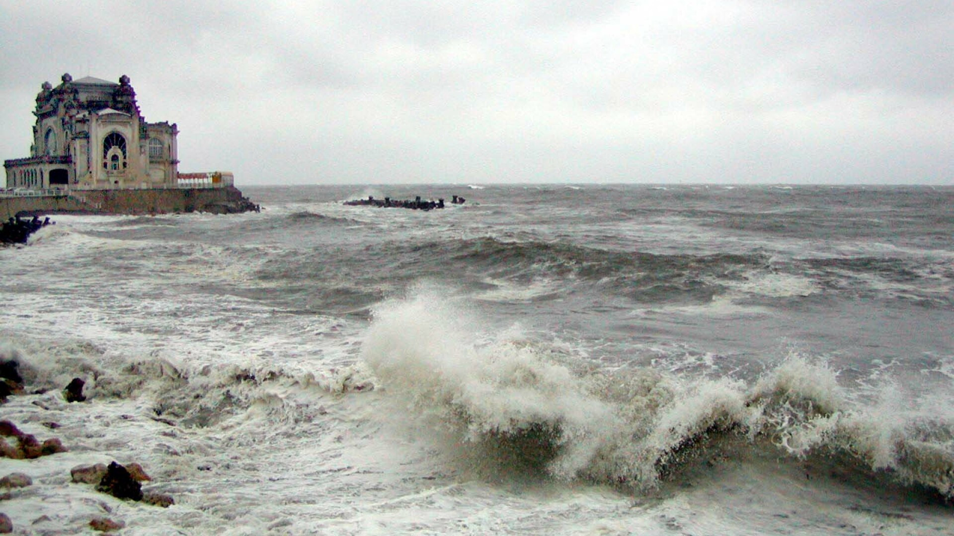 SOS! O ambarcatiune cu doi pasageri germani a esuat in portul Tomis