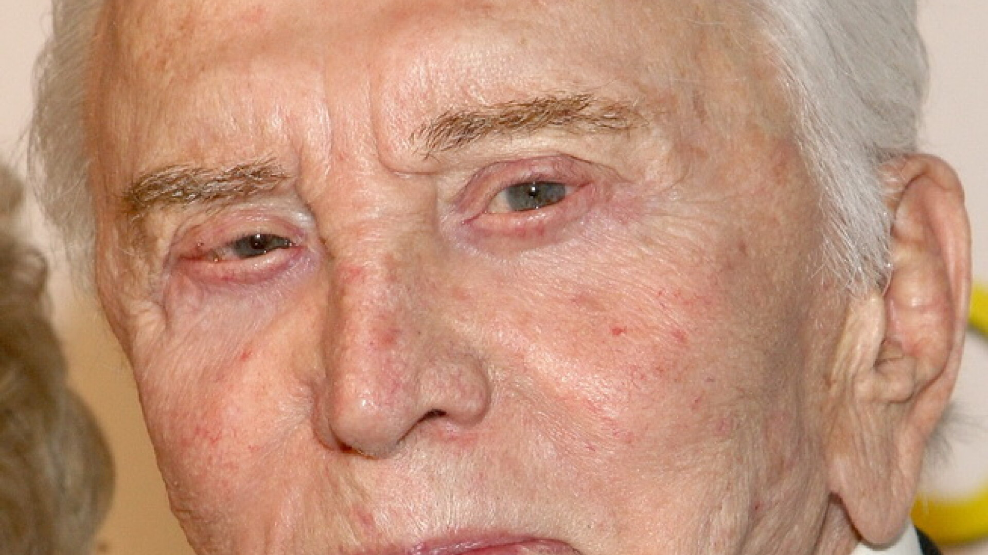 George Clooney isi examineaza mai bine prostata decat sa stea pe Facebook!