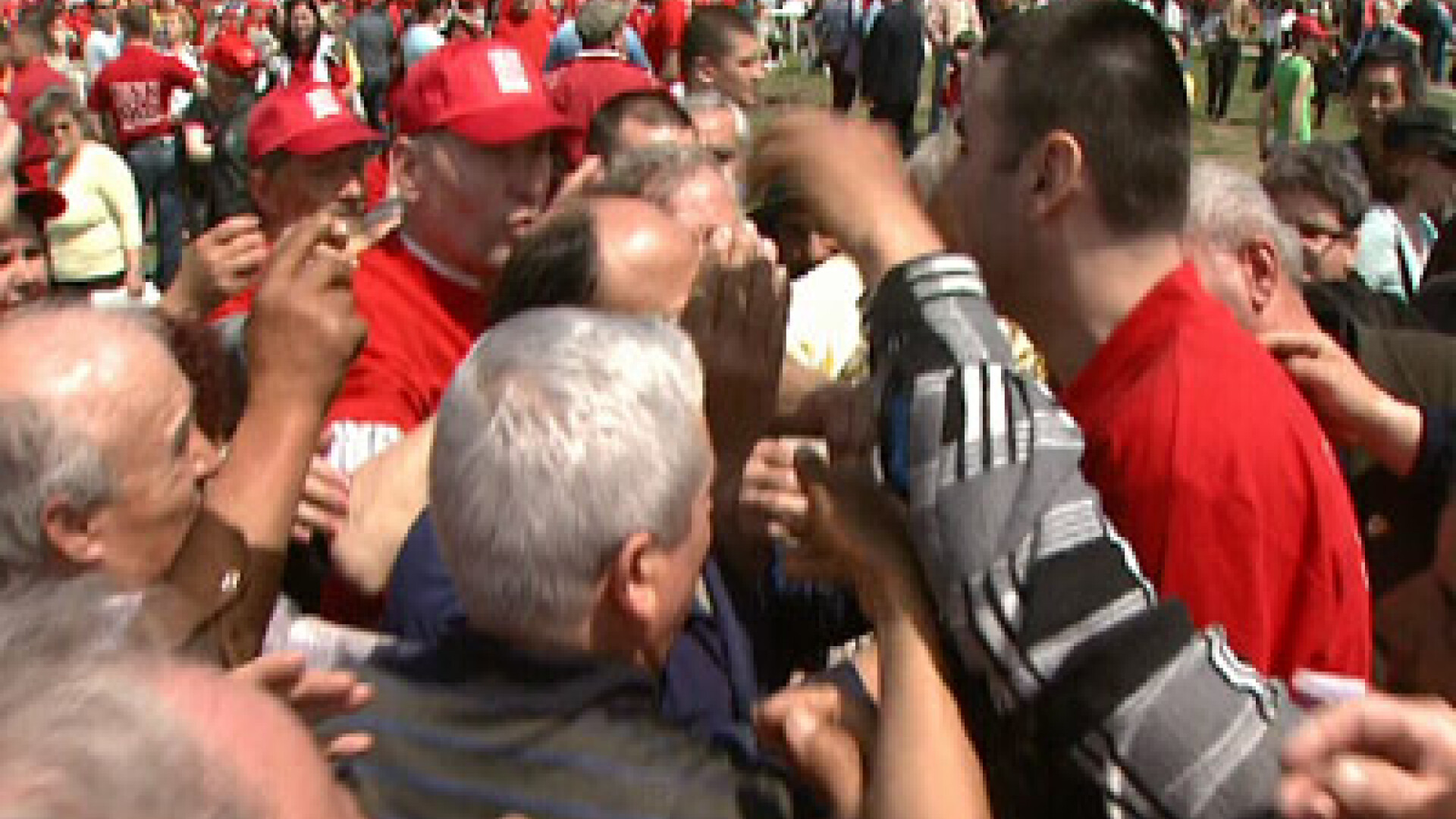 1 Mai de Izvor! Bataie pe mici si bere, in popor!