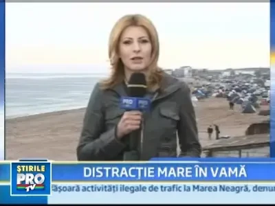 Start la distractie in Vama Veche! Sute de tineri au petrecut pe plaja