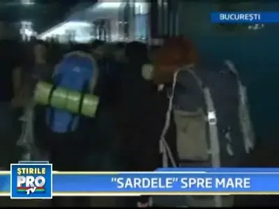 Trenurile spre litoral, luate cu asalt de tineri! Mai aduceti vagoane!