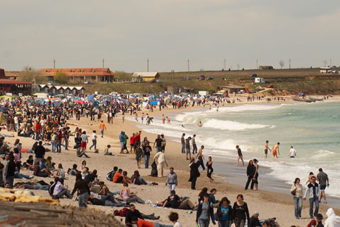 Impuscaturi in Vama Veche. Un patron de terasa a tras spre niste turisti