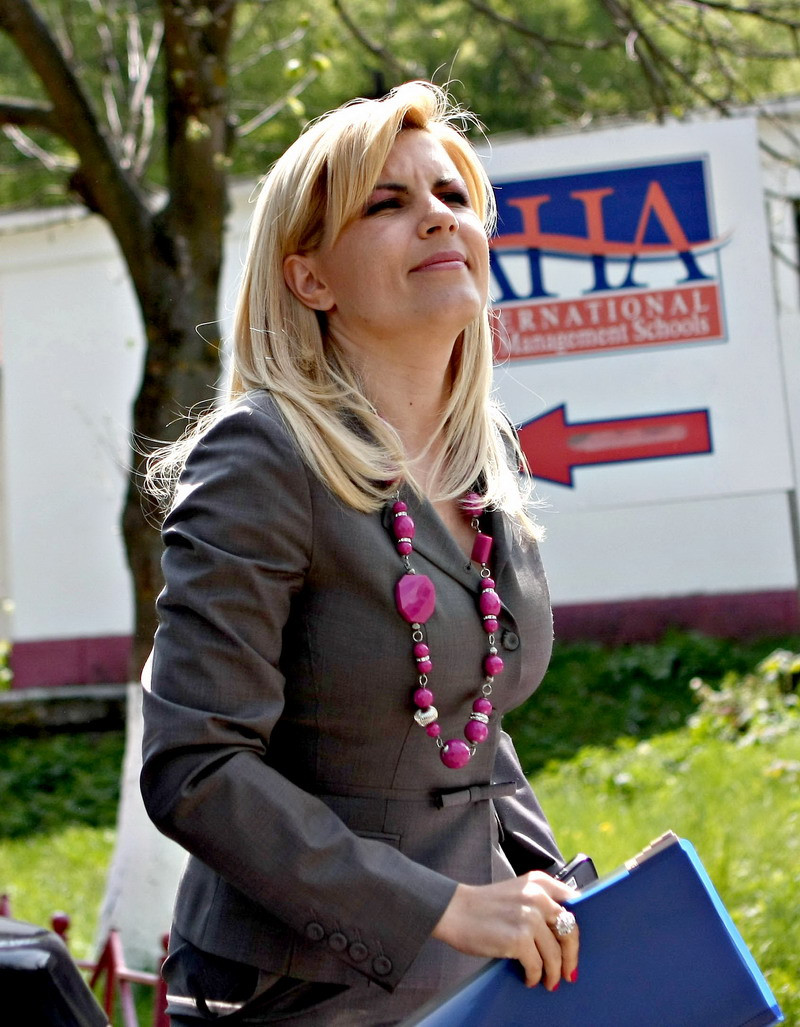Elena Udrea, la zilele Covasnei! A impartit inghetata gratis, trecatorilor!