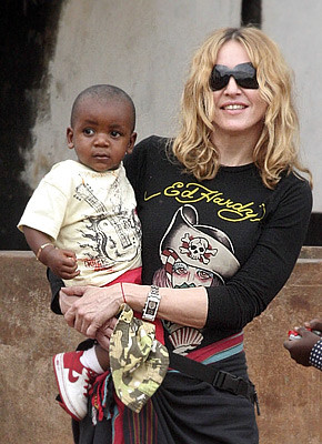 Tatal fetitei din Malawi se opune adoptiei initiate de Madonna