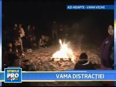 Saritura prin flacari, noul sport preferat al turistilor de la mare