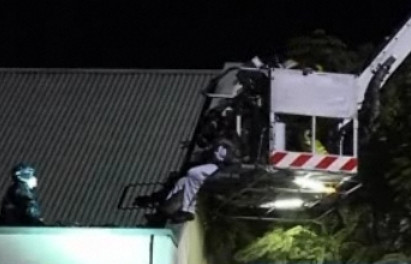 Hot salvat de pompieri si politisti, dupa ce a ramas blocat pe acoperis!