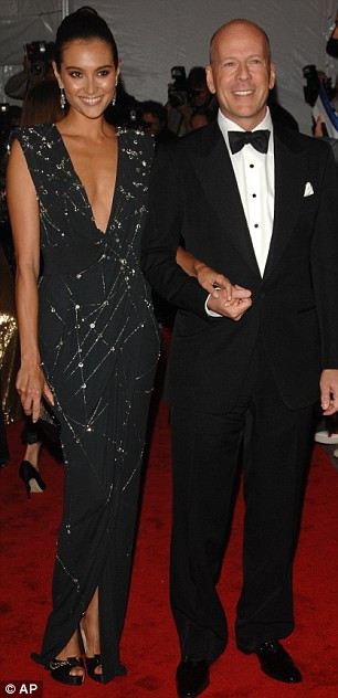 Bruce Willis, actiune si in dormitor, nu doar in filme