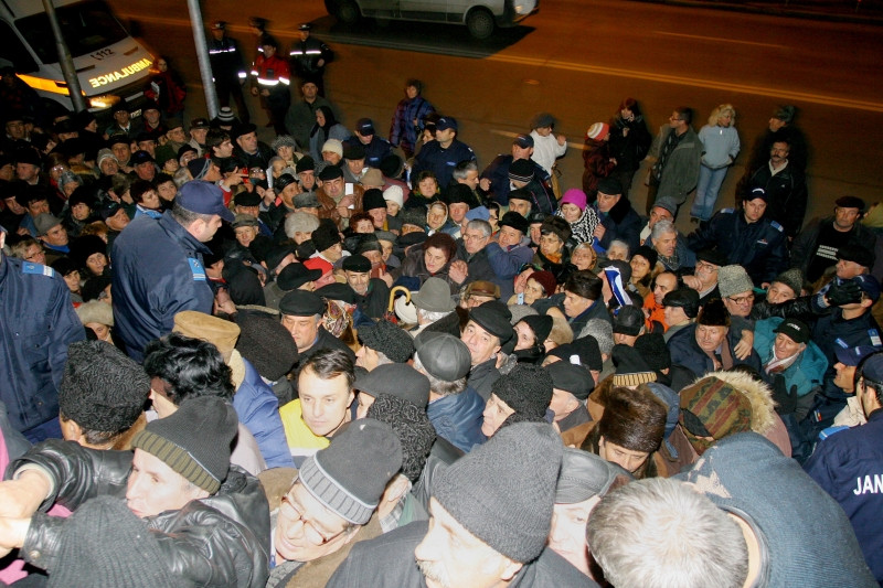 Uite ce face saracia! Mii de pensionari s-au calcat in picioare, la Brasov