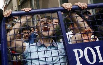 Protest anti-razboi, terminat cu "lupte"