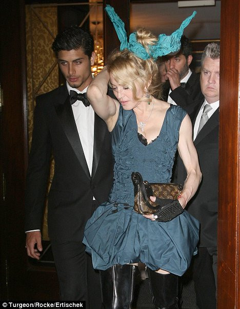 Madonna vrea sa isi faca prietenul DJ. L-a dat la meditatii!