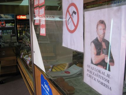 Atentie, s-ar putea sa te cafteasca Chuck Norris!