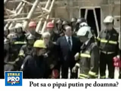 Berlusconi printre ruine: Pot sa o pipai putin pe doamna?