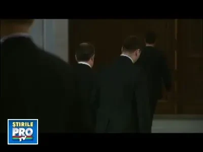 Maidanezul, "pericolul public" nr. 1! Atentat la siguranta premierului Boc!