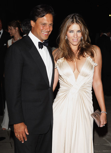 Frumoasa a tradat! Elizabeth Hurley si-a inselat sotul