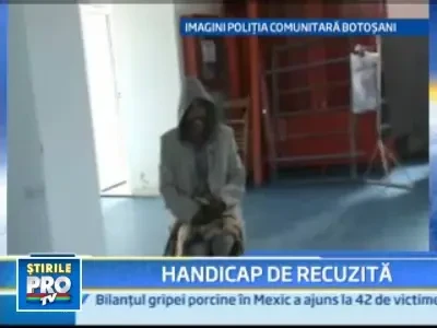 Se prefaceau ca sunt invalizi ca sa-i induplece pe trecatori sa le dea bani