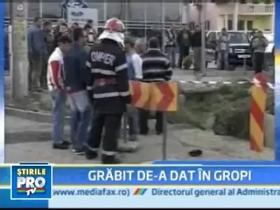 Gonea pe DN 17, dar s-a oprit brusc intr-o groapa de trei metri adancime