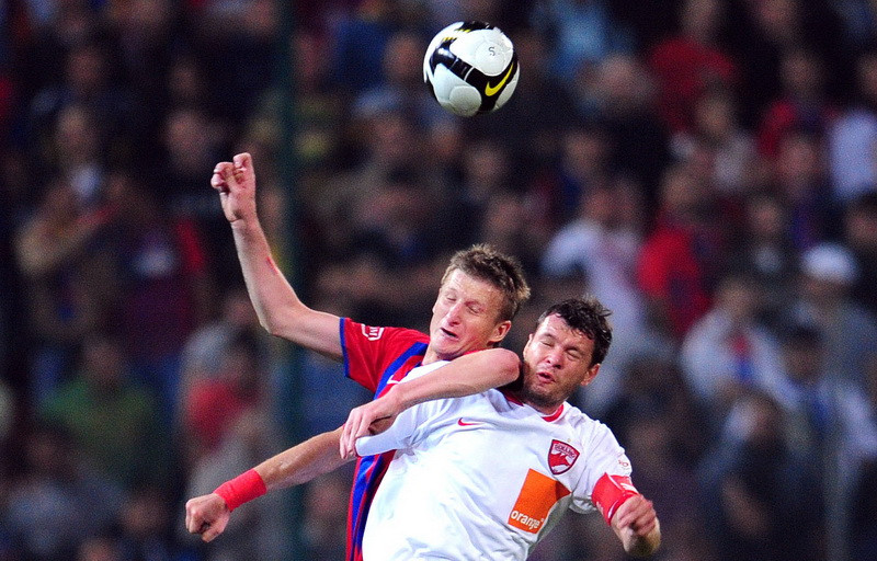 Derbiul Steaua-Dinamo - plictiseala pe teren, mare agitatie in tribune