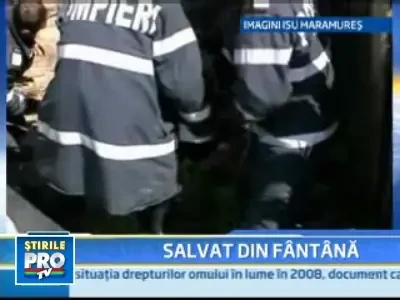 A scapat ca prin minune dupe ce peretii unei fantani s-au surpat peste el