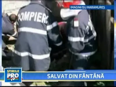 A scapat ca prin minune dupe ce peretii unei fantani s-au surpat peste el