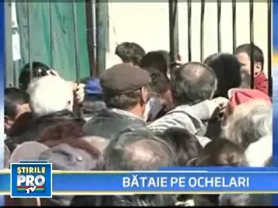 Pensionarii si-au impartit coate si ghionturi pentru niste ochelari gratis