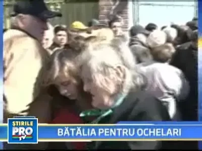 Uite ce face saracia! Mii de pensionari s-au calcat in picioare, la Brasov