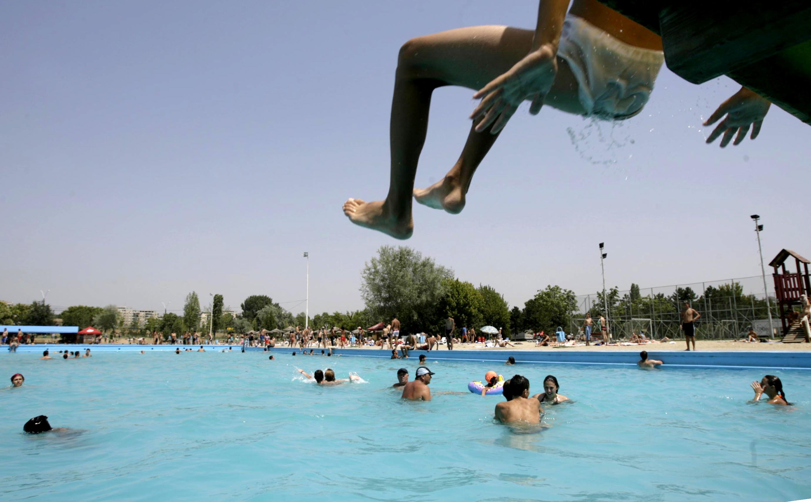 Cadavrul unui barbat, descoperit in bazinul unui strand din Resita!