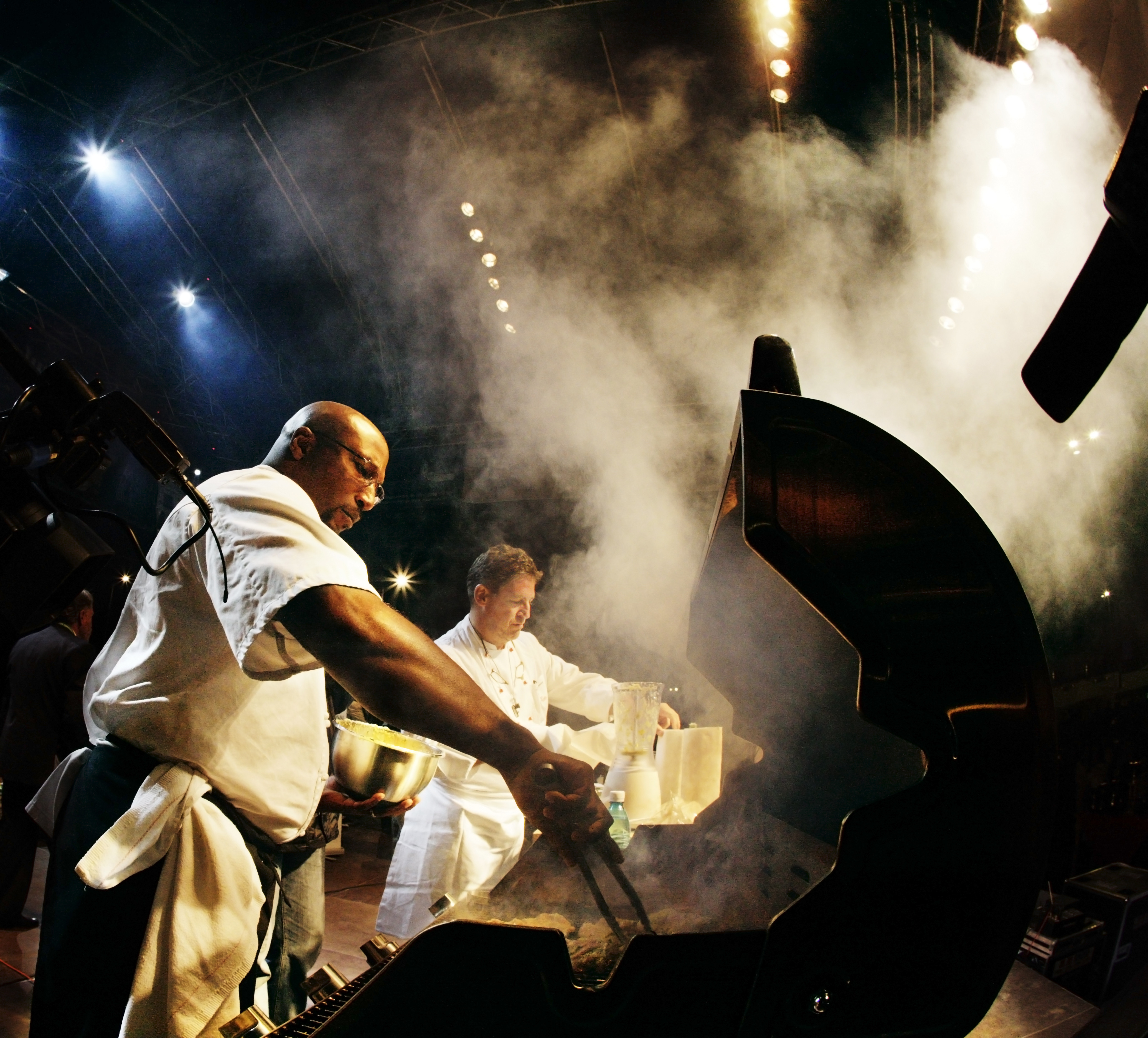 Carne de urs, frigarui de cerb, carnuri de ren- delicatese in Parcul Izvor
