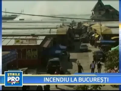 Incendiu puternic intr-un complex comercial de la marginea Capitalei