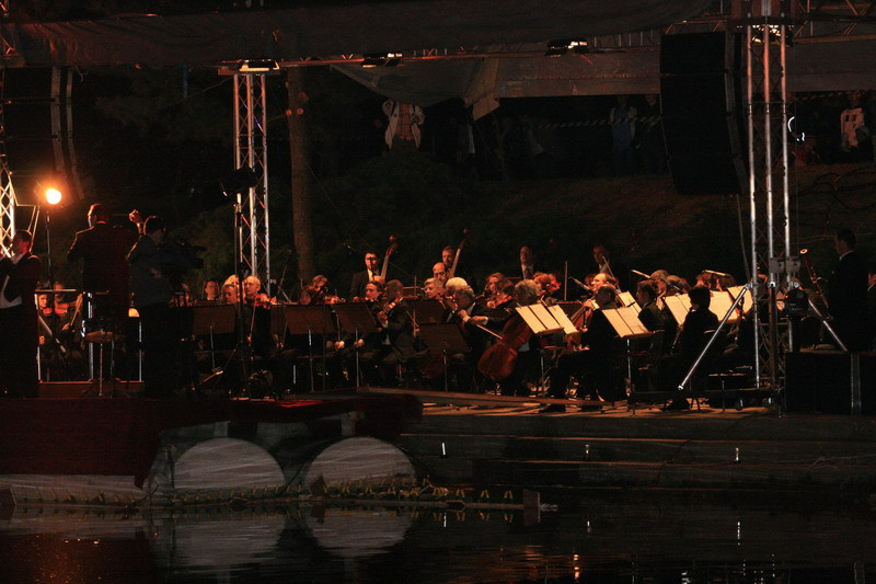 Revelion ca-n filme. Premii si surprize pentru timisorenii care trec in noul an la Filarmonica