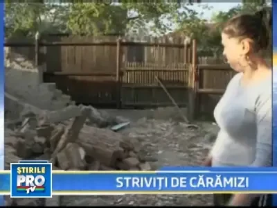 Valeu! Se surpa ziduri peste oameni in Dambovita!