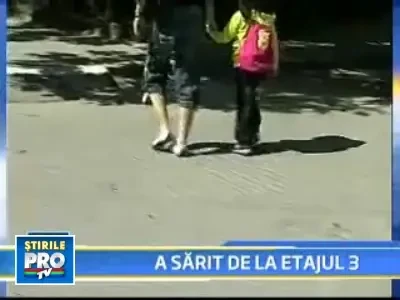 A fost incuiata in casa, asa ca a iesit la joaca pe geam. De la etajul 3!