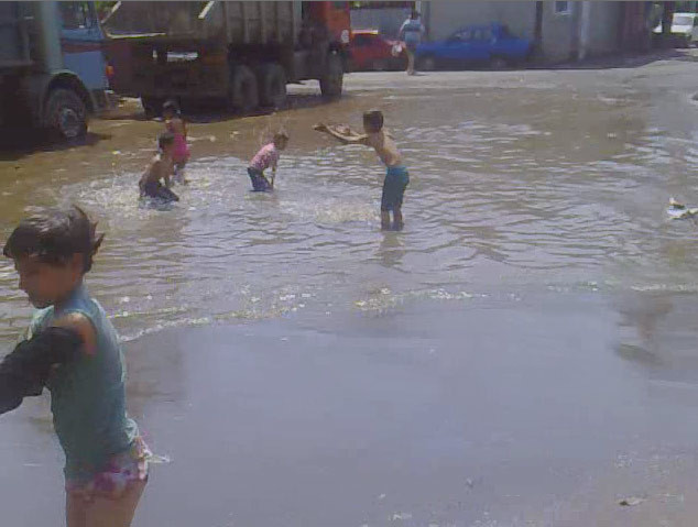 Strand in mijlocul strazii in Rahova! Sursa: o conducta de apa sparta!