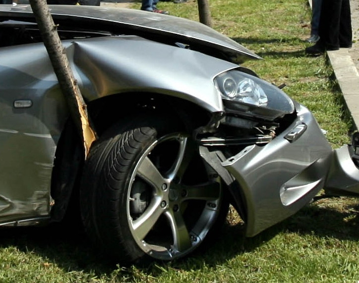 Un politist vitezoman a ratat o curba si a intrat intr-un copac