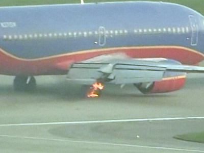 Cauciucul unui avion a luat foc la aterizare! Pasagerii, evacuati!