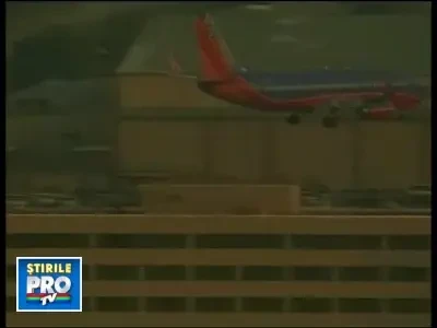 Cauciucul unui avion a luat foc la aterizare! Pasagerii, evacuati!