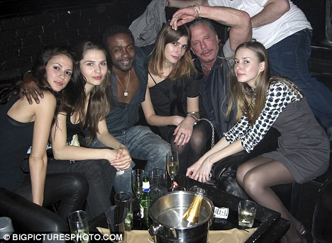 Mickey Rourke nu se mai dezlipeste de noua iubita! La propriu!