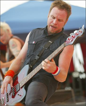 Jeff Ament, basistul trupei Pearl Jam, batut intr-o parcare! Vezi video!