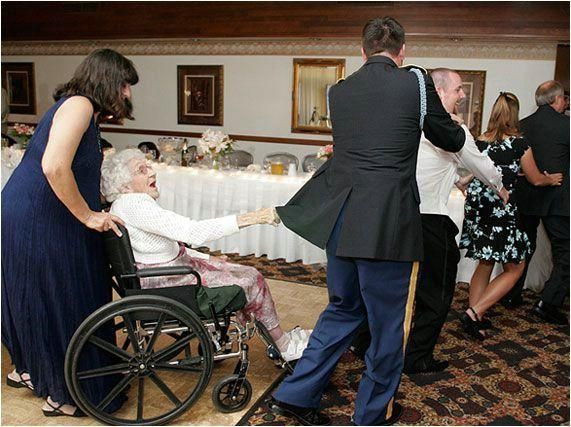 Mirese pe bicicleta, cu trompeta si in sanii goi! De la NUNTA adunate