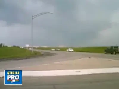 Natura dezlantuita! Sofer prins in mijlocul unei tornade!