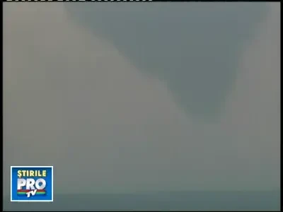 Natura dezlantuita! Sofer prins in mijlocul unei tornade! Vezi VIDEO!