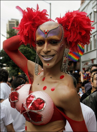 Pe TOCURI, fiti gata, start! Travestitii s-au intrecut la cursa din Florida