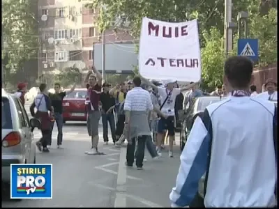 Violente inainte de Steaua-Rapid! Politist muscat de mana de un suporter