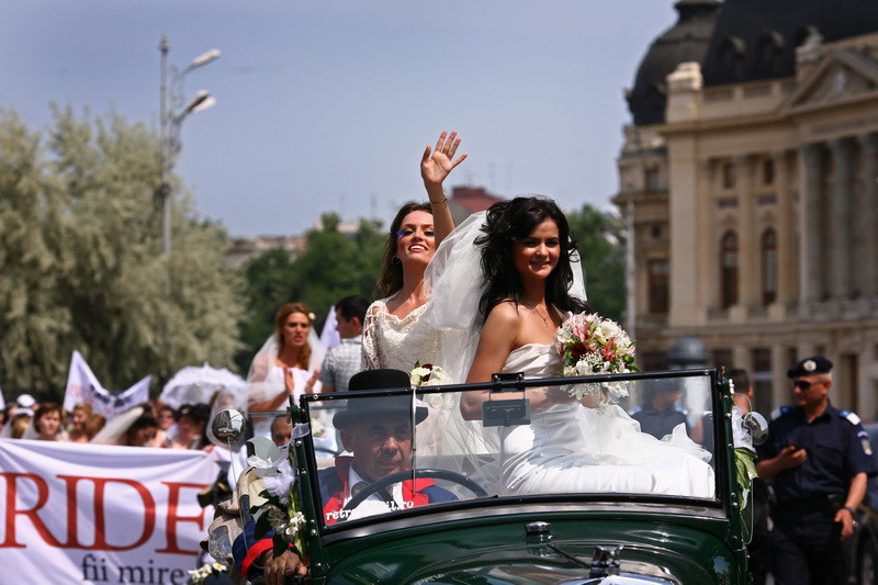 Parada inedita! Miresele au defilat duminica pe strazile Bucurestiului!