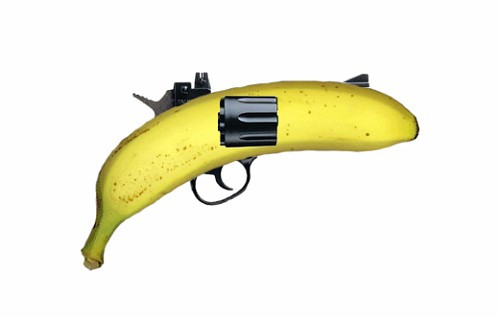 Cum sa jefuiesti un magazin cu o banana pe post de pistol