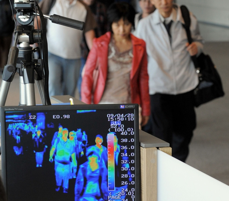 Scannerele de pe aeroporturi, care te "dezbraca" pana la piele, contestate