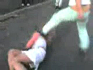 Local Kombat in curtea scolii! O adolescenta a fost bagata in spital!