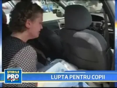 Imagini dramatice! Romanca despartita cu forta de copiii ei!